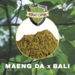 Kratom poeder met bladeren achtergrond